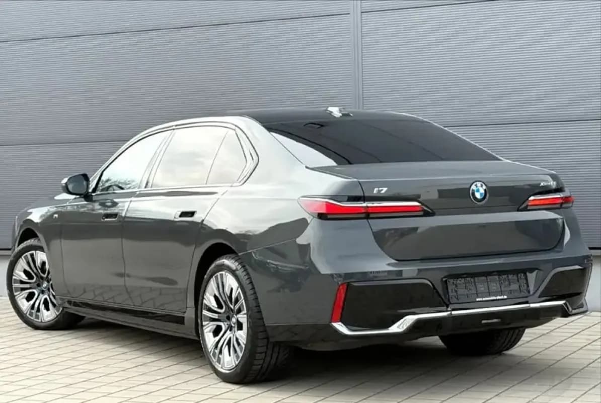 بي ام دبليو أي 7 2024 اي درايف 50 اي ام-سبورت رمادي أوتوماتيك — مستعملة