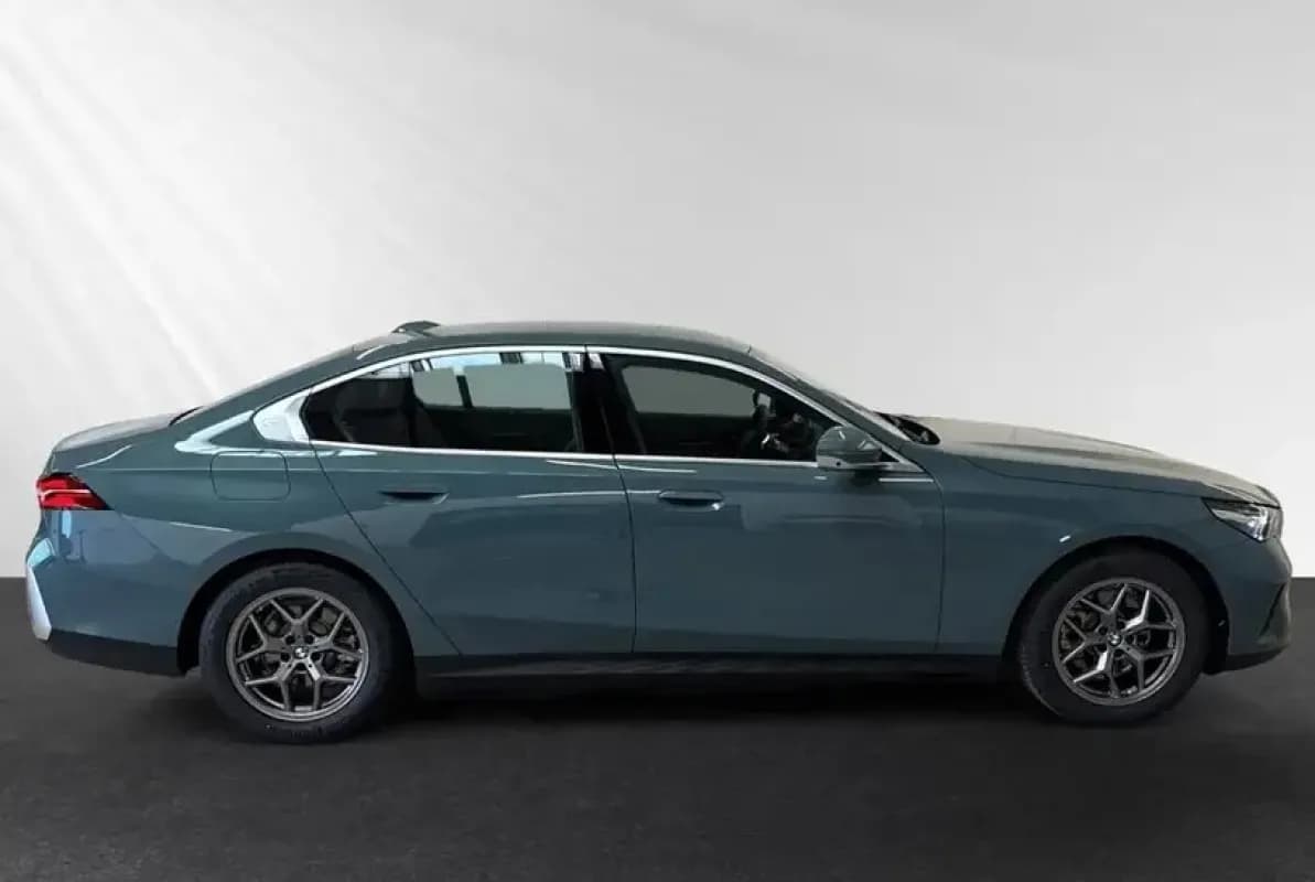 بي ام دبليو 520 2024 ام سبورت رمادي أوتوماتيك — مستعملة