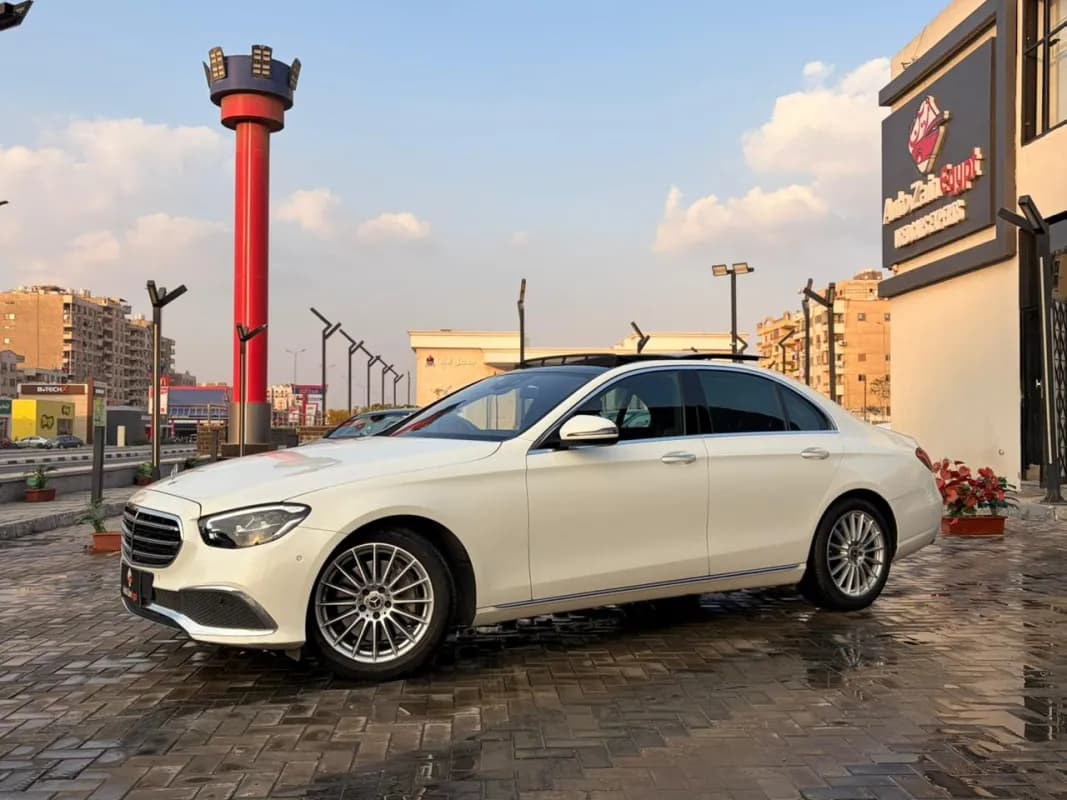 مرسيدس بنز E300 2021 اكسيكلوزيف أبيض أوتوماتيك — مستعملة
