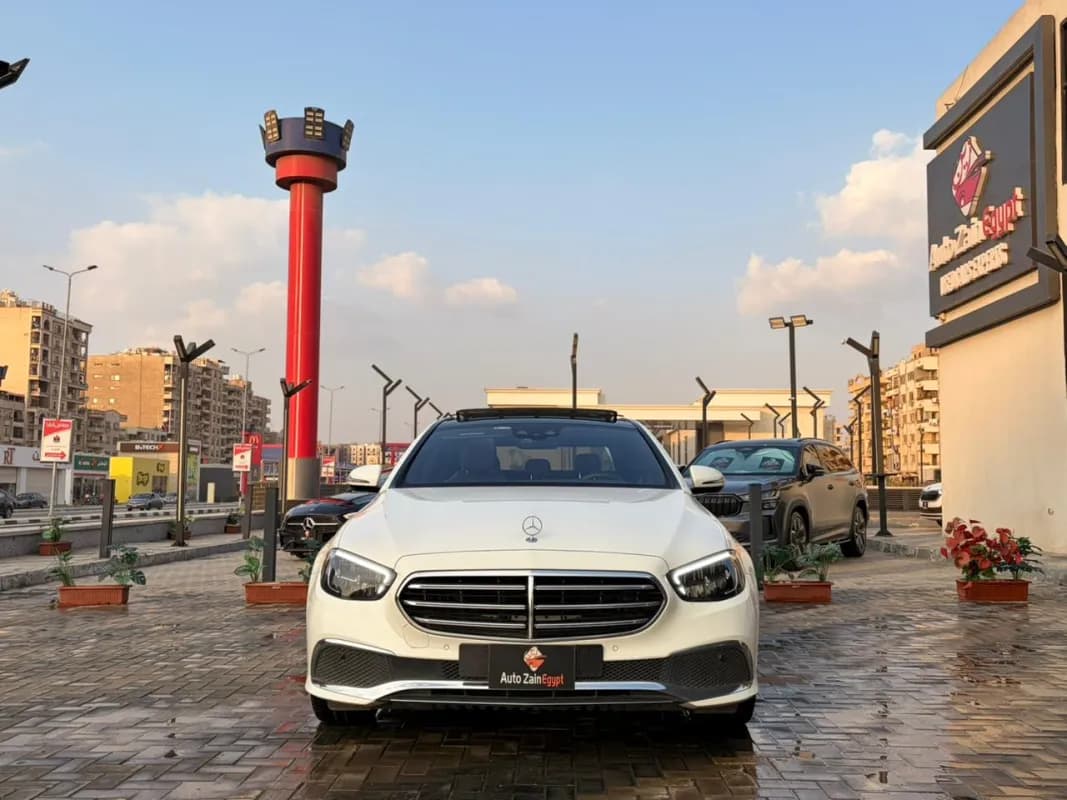 مرسيدس بنز E300 2021 اكسيكلوزيف أبيض أوتوماتيك — مستعملة