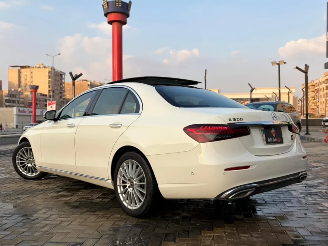 مرسيدس بنز E300 2021 اكسيكلوزيف أبيض أوتوماتيك — مستعملة
