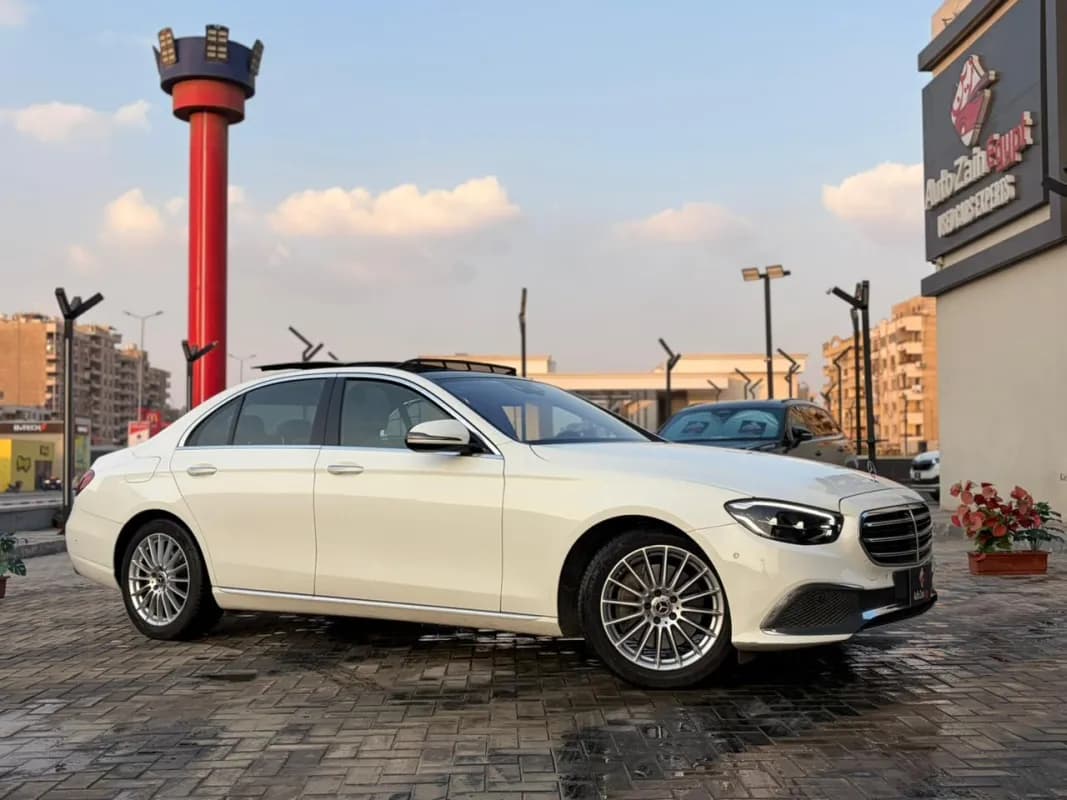 مرسيدس بنز E300 2021 اكسيكلوزيف أبيض أوتوماتيك — مستعملة