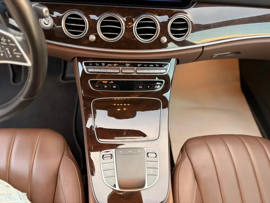 مرسيدس بنز E300 2021 اكسيكلوزيف أبيض أوتوماتيك — مستعملة