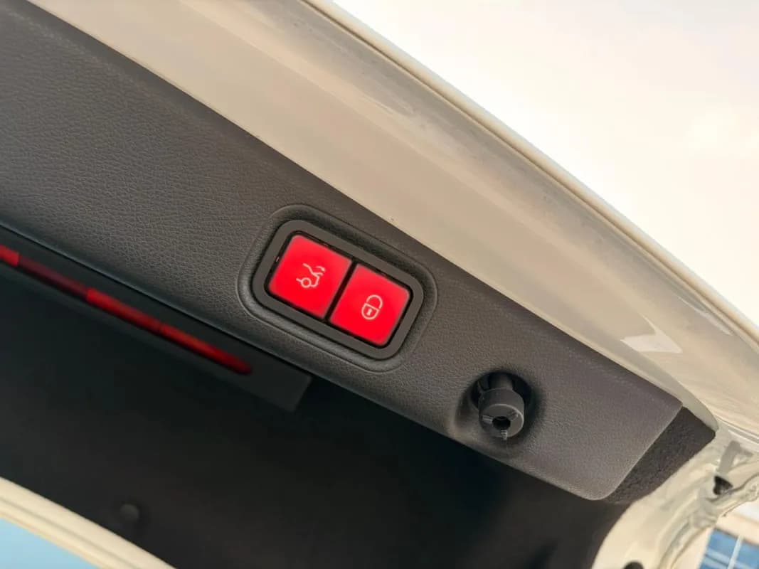 مرسيدس بنز E300 2021 اكسيكلوزيف أبيض أوتوماتيك — مستعملة
