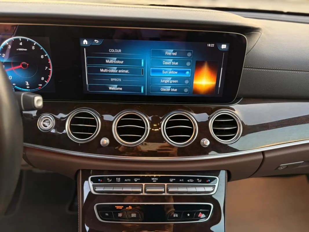مرسيدس بنز E300 2021 اكسيكلوزيف أبيض أوتوماتيك — مستعملة