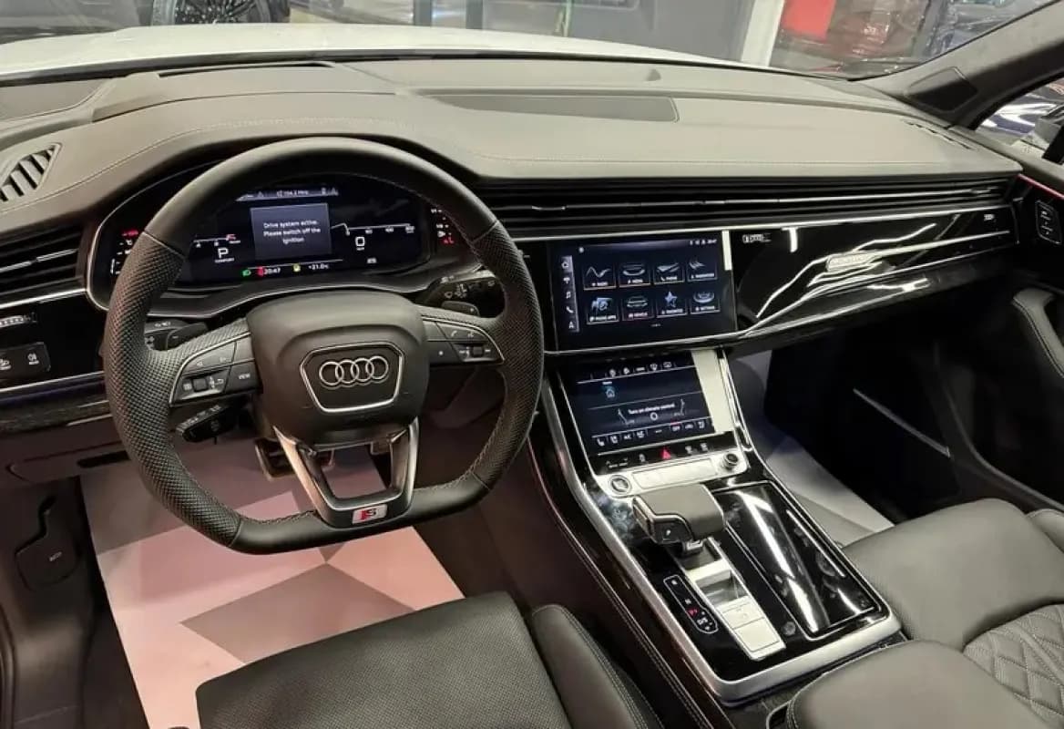 أودي Q7 2025 اس-لاين بلس أبيض أوتوماتيك — جديدة