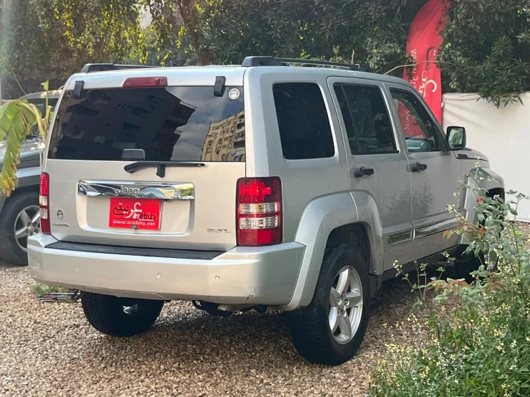 جيب شيروكي 2010