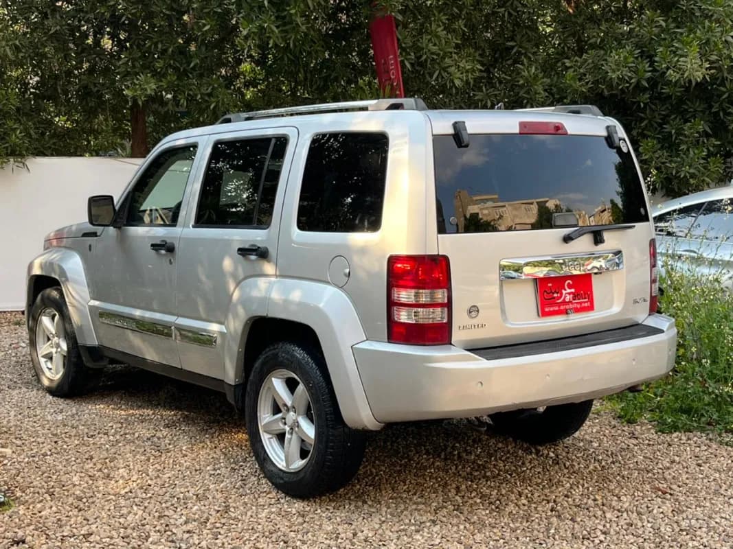 جيب شيروكي 2010