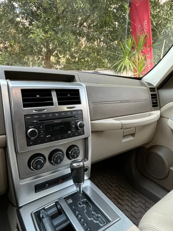 جيب شيروكي 2010