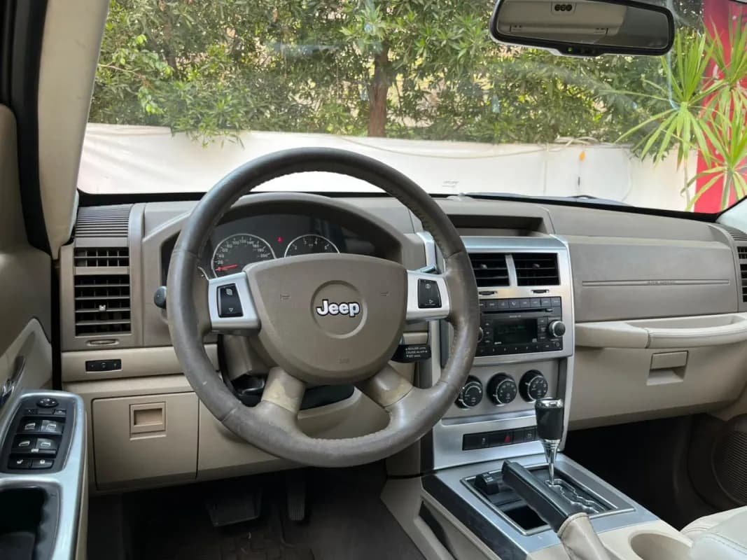 جيب شيروكي 2010