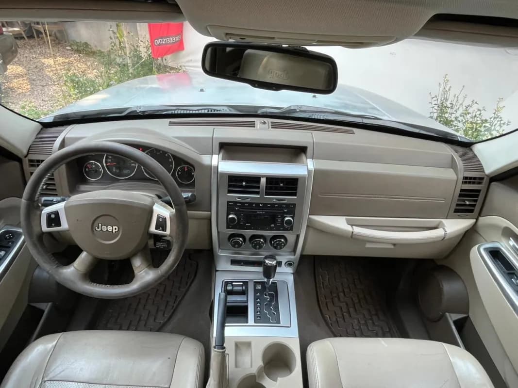 جيب شيروكي 2010