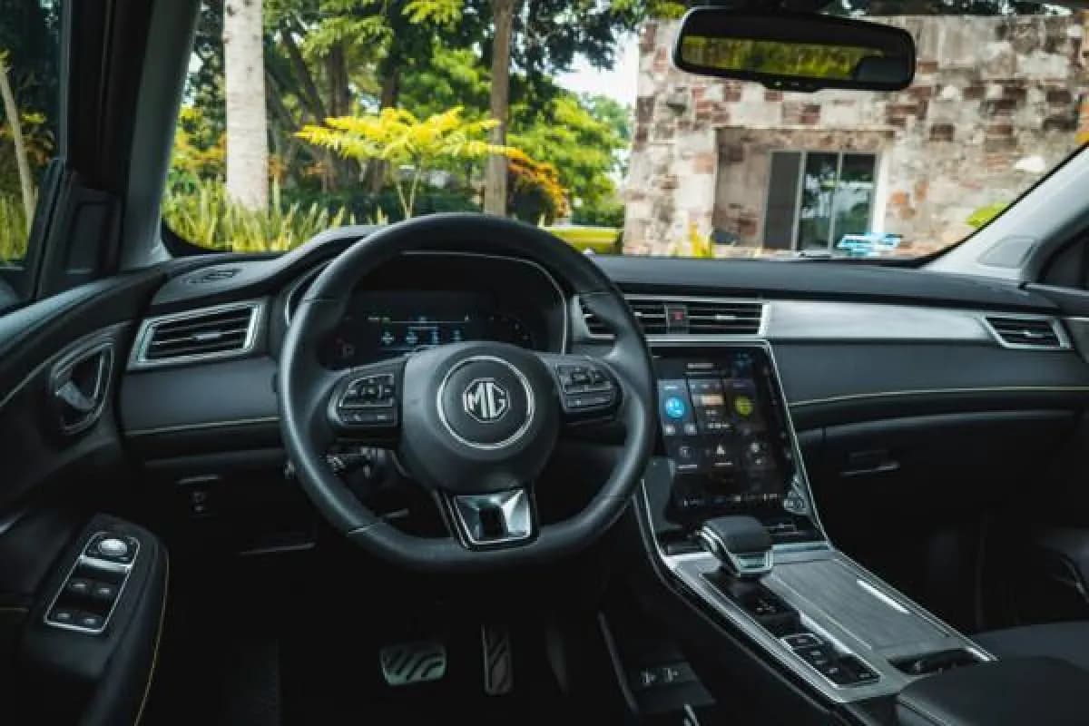 ام جي ار اكس 5 بلاس 2026 لاكشري أسود أوتوماتيك — جديدة