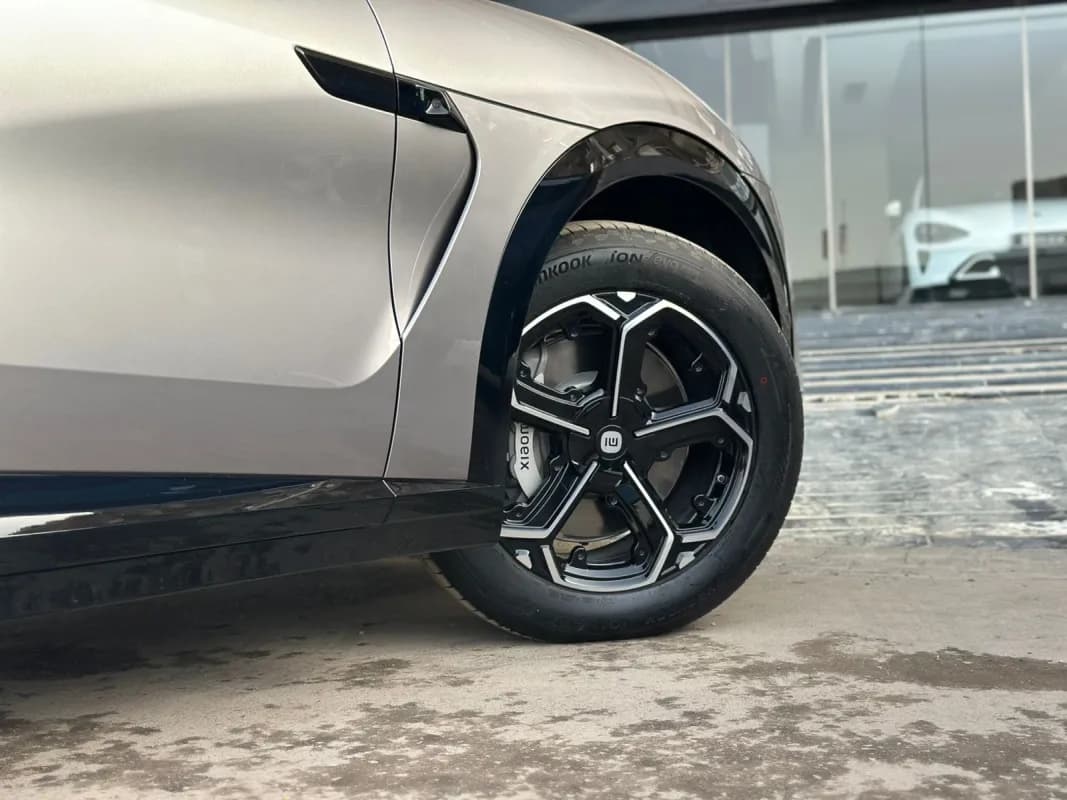 شاومي Yu7 2025 دول موتور ماكس فضي أوتوماتيك — جديدة