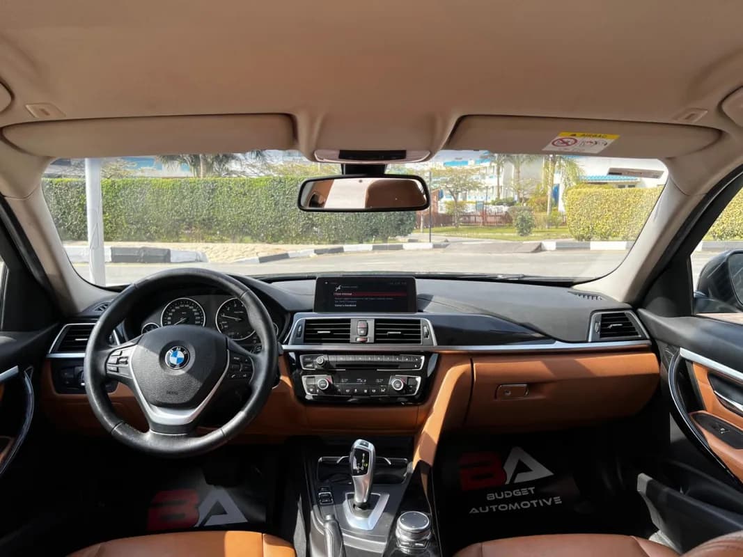 بي ام دبليو 318i 2019 لاكشري أسود أوتوماتيك — مستعملة