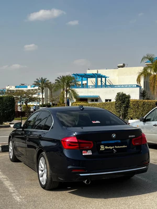 بي ام دبليو 318i 2019 لاكشري أسود أوتوماتيك — مستعملة