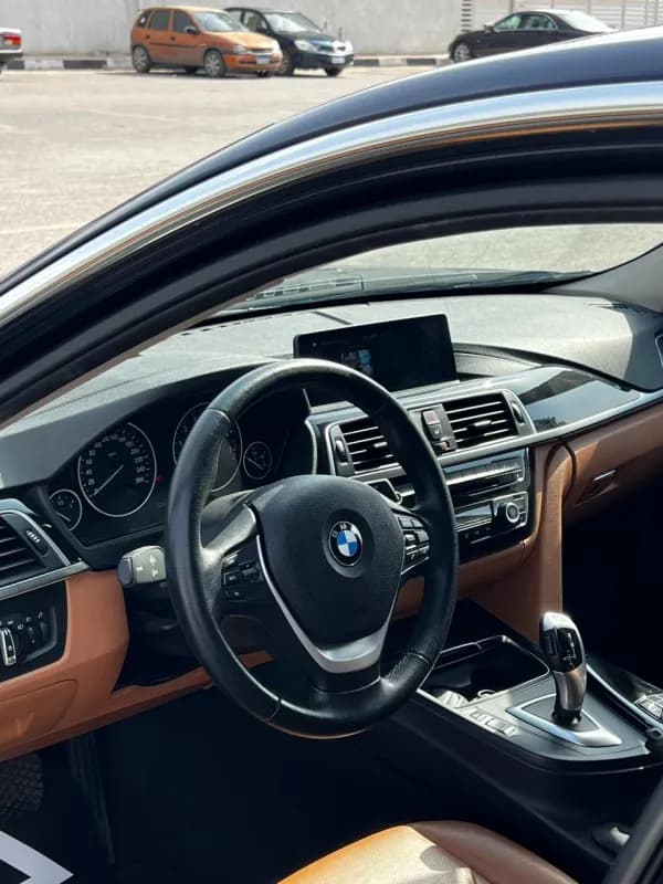بي ام دبليو 318i 2019 لاكشري أسود أوتوماتيك — مستعملة