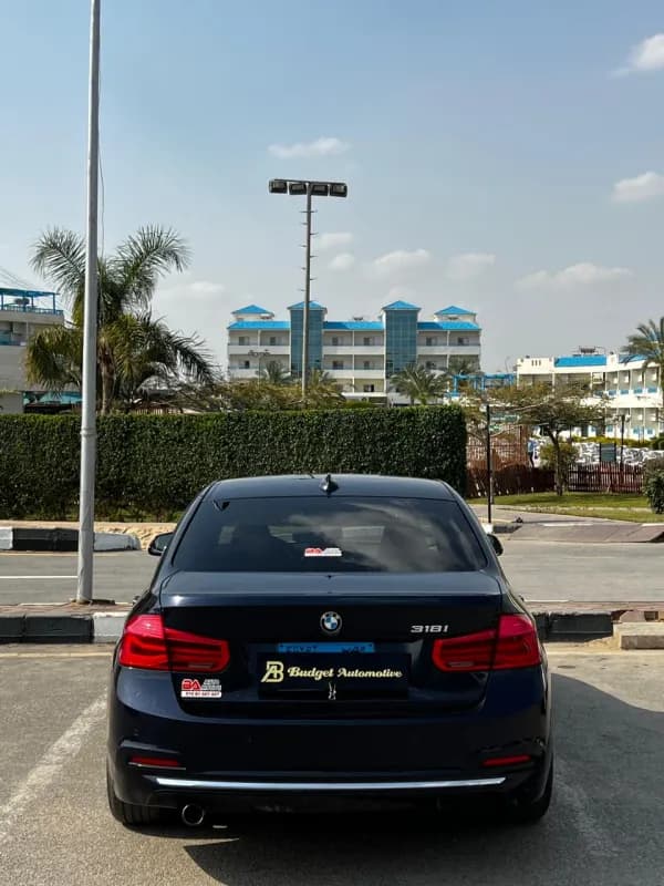 بي ام دبليو 318i 2019 لاكشري أسود أوتوماتيك — مستعملة