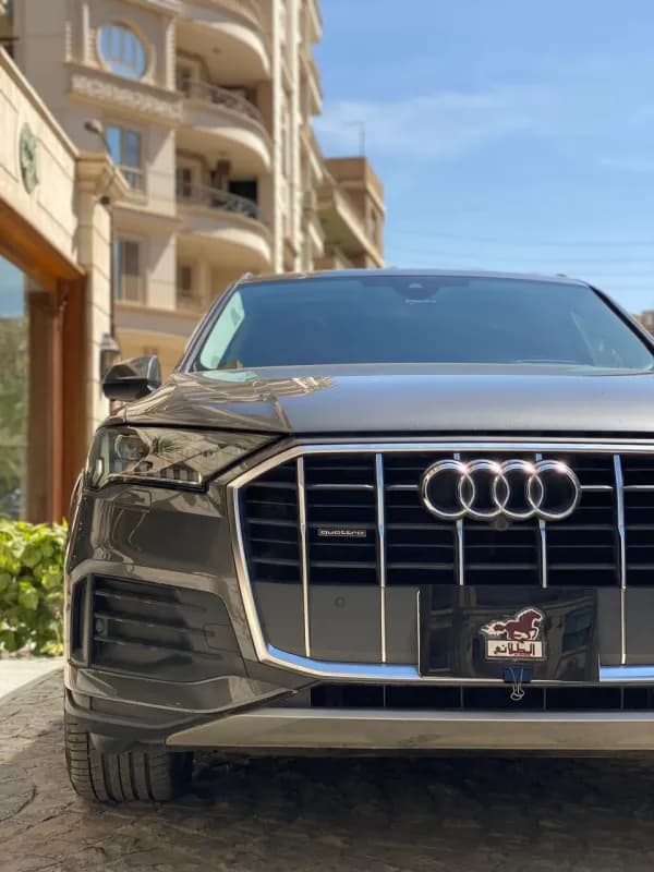 أودي Q7 2023 اس-لاين رمادي أوتوماتيك — مستعملة