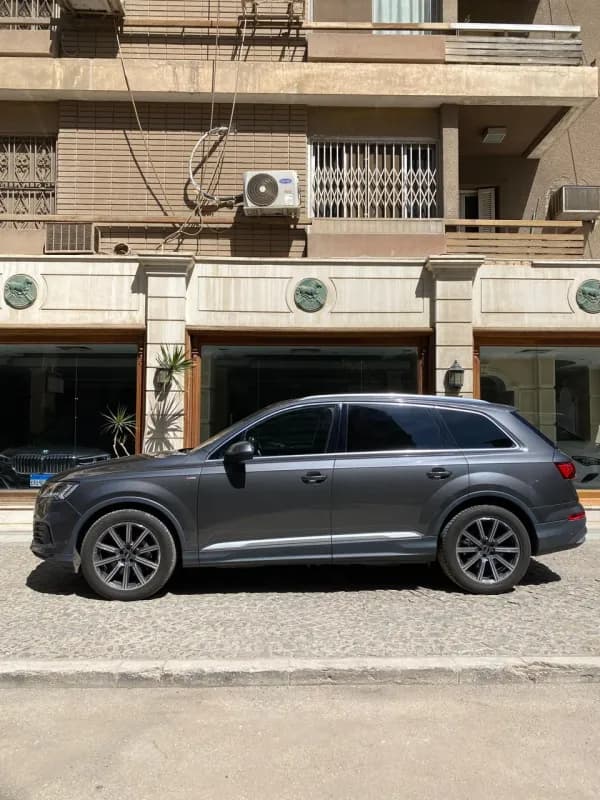 أودي Q7 2023 اس-لاين رمادي أوتوماتيك — مستعملة