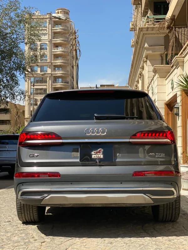 أودي Q7 2023 اس-لاين رمادي أوتوماتيك — مستعملة