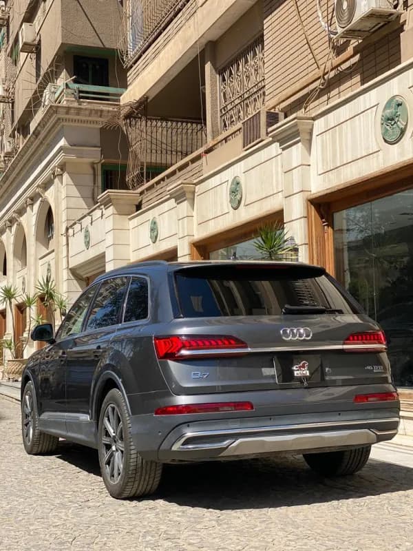 أودي Q7 2023 اس-لاين رمادي أوتوماتيك — مستعملة