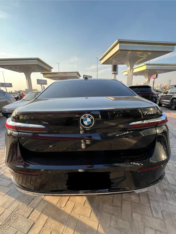 بي ام دبليو 740i 2024 بيور اكسلنس أسود أوتوماتيك — مستعملة