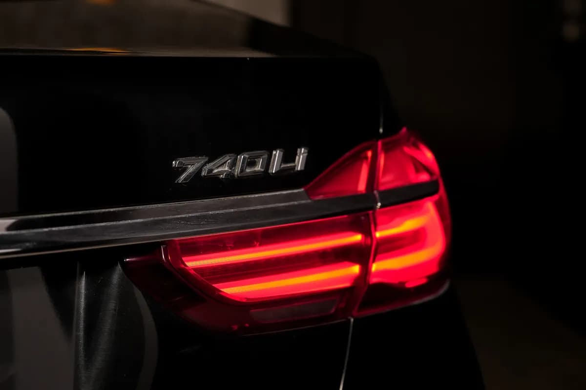 بي ام دبليو 740i 2019 بيور اكسلنس أسود أوتوماتيك — مستعملة