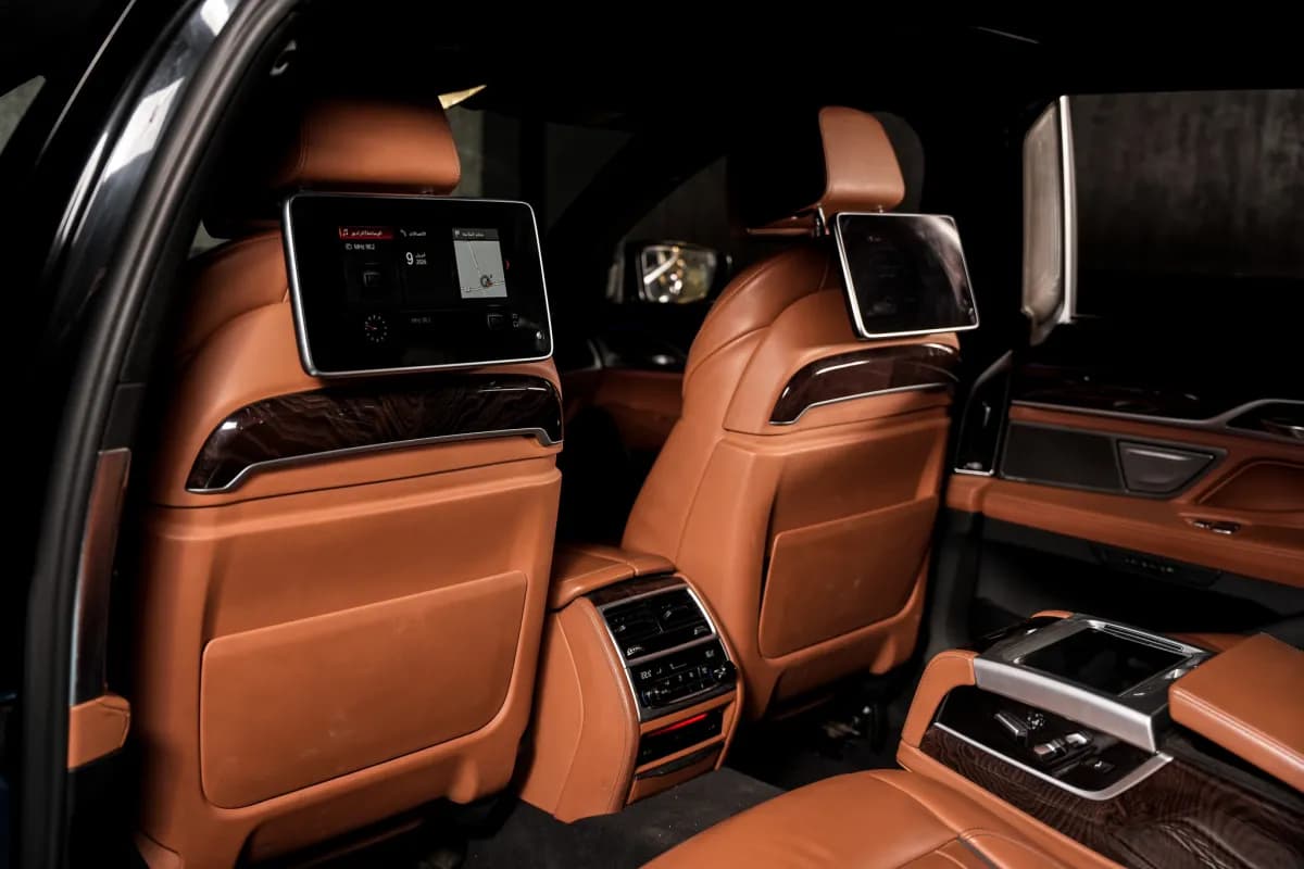 بي ام دبليو 740i 2019 بيور اكسلنس أسود أوتوماتيك — مستعملة