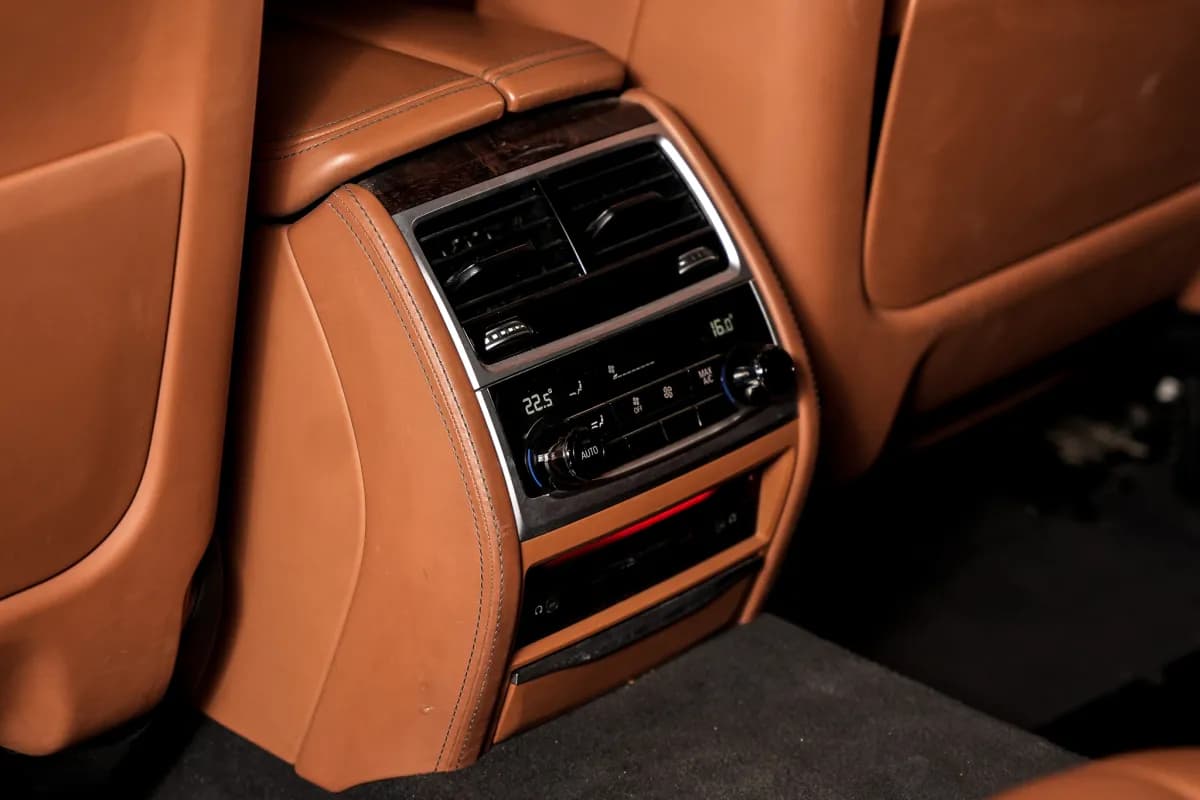 بي ام دبليو 740i 2019 بيور اكسلنس أسود أوتوماتيك — مستعملة