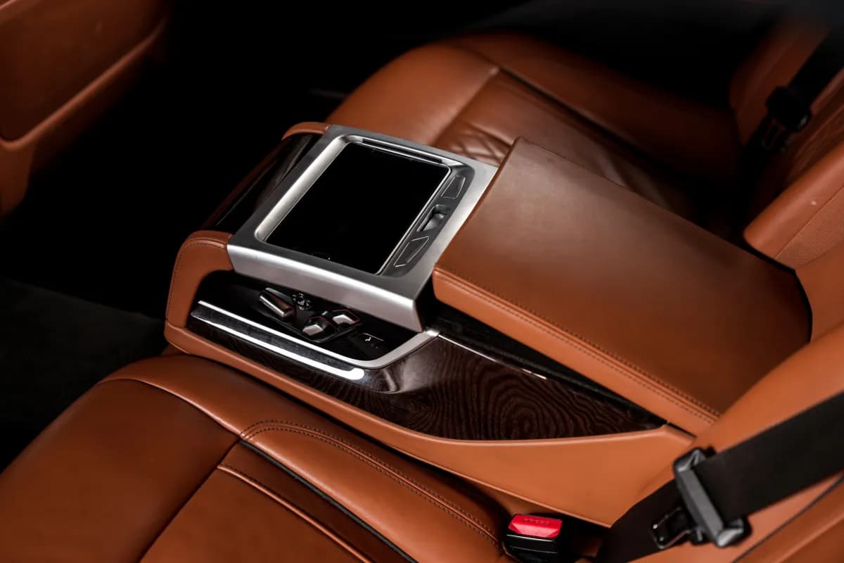 بي ام دبليو 740i 2019 بيور اكسلنس أسود أوتوماتيك — مستعملة