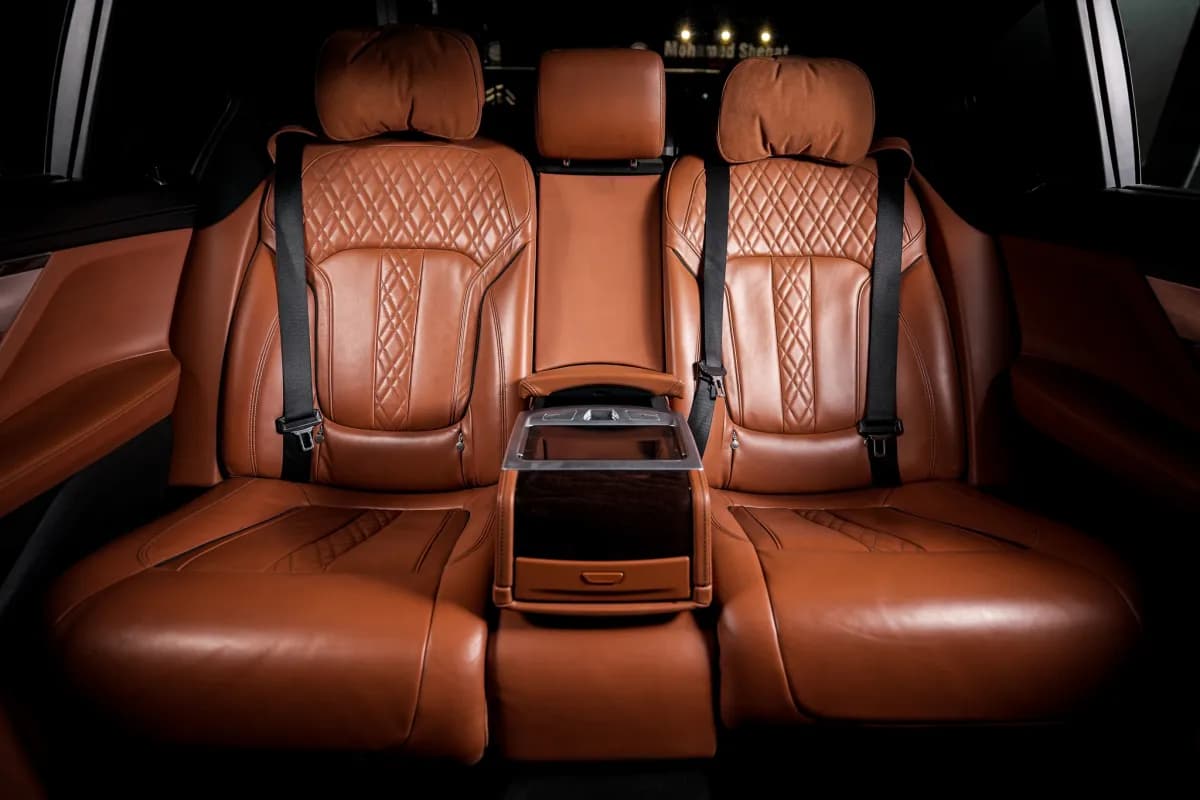 بي ام دبليو 740i 2019 بيور اكسلنس أسود أوتوماتيك — مستعملة