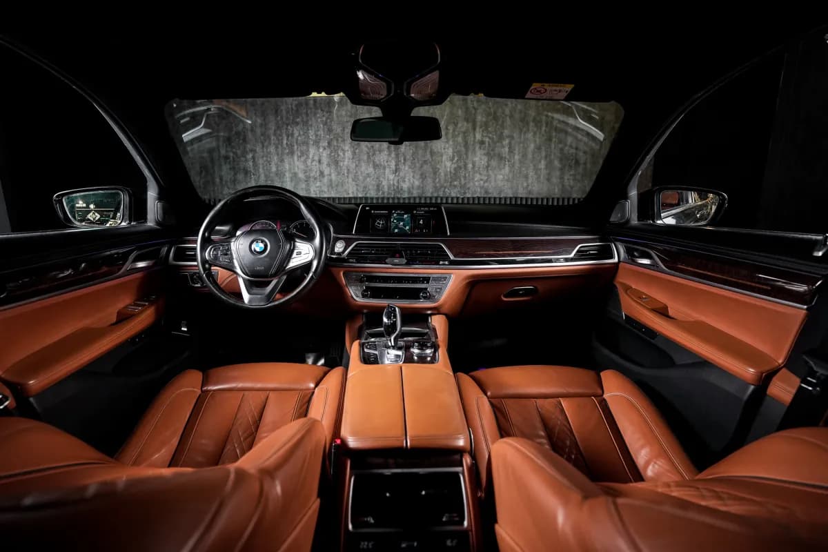 بي ام دبليو 740i 2019 بيور اكسلنس أسود أوتوماتيك — مستعملة