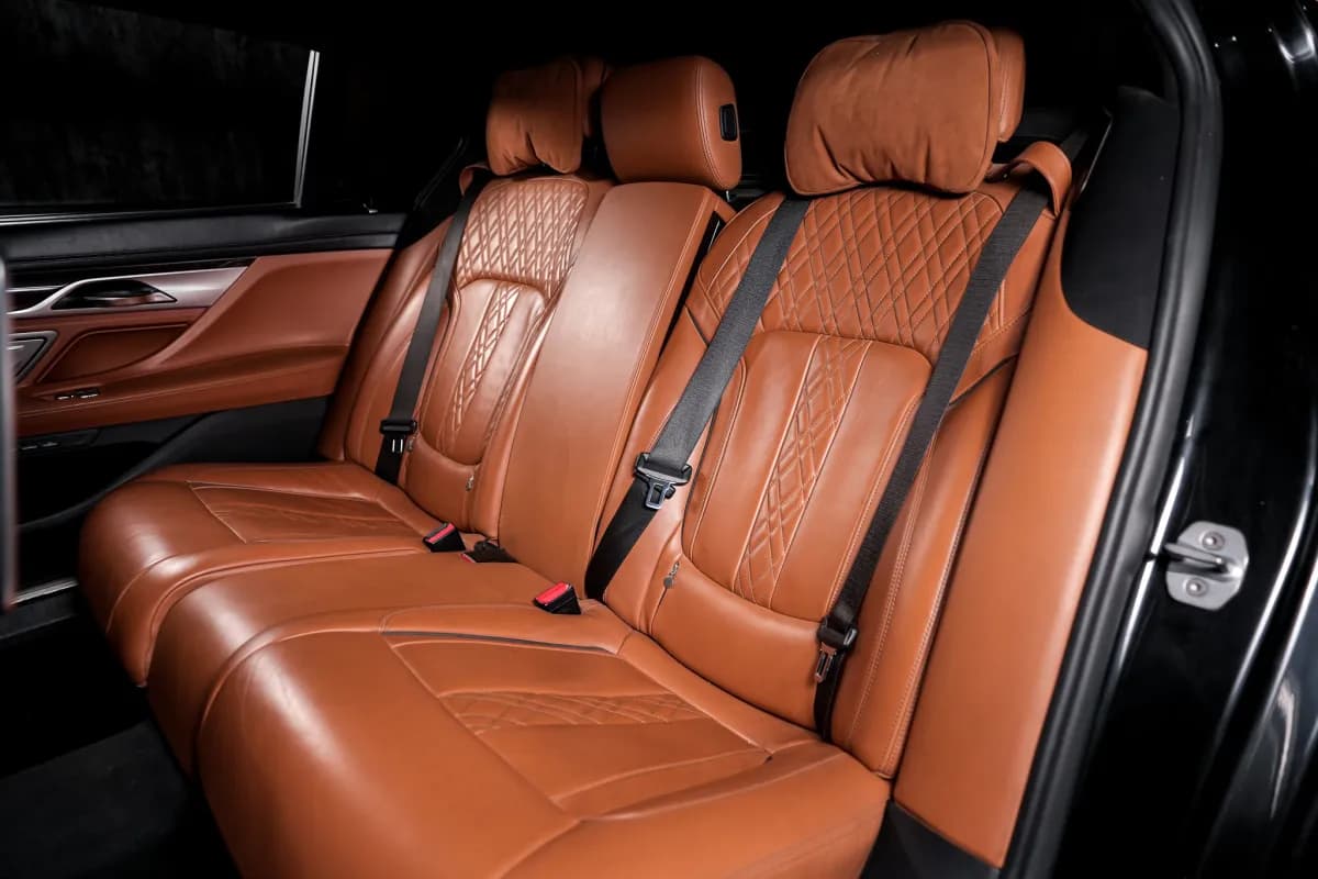 بي ام دبليو 740i 2019 بيور اكسلنس أسود أوتوماتيك — مستعملة