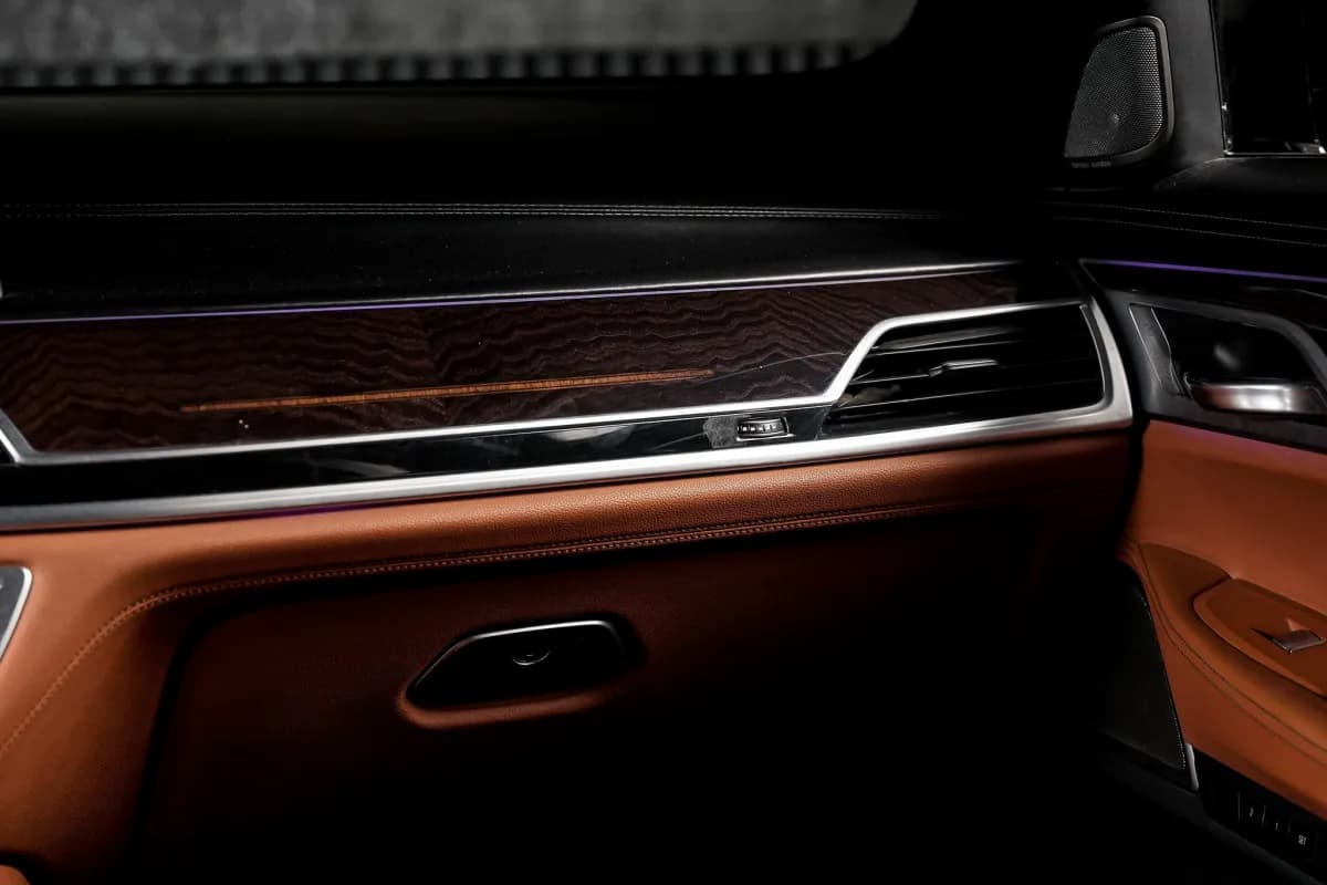 بي ام دبليو 740i 2019 بيور اكسلنس أسود أوتوماتيك — مستعملة