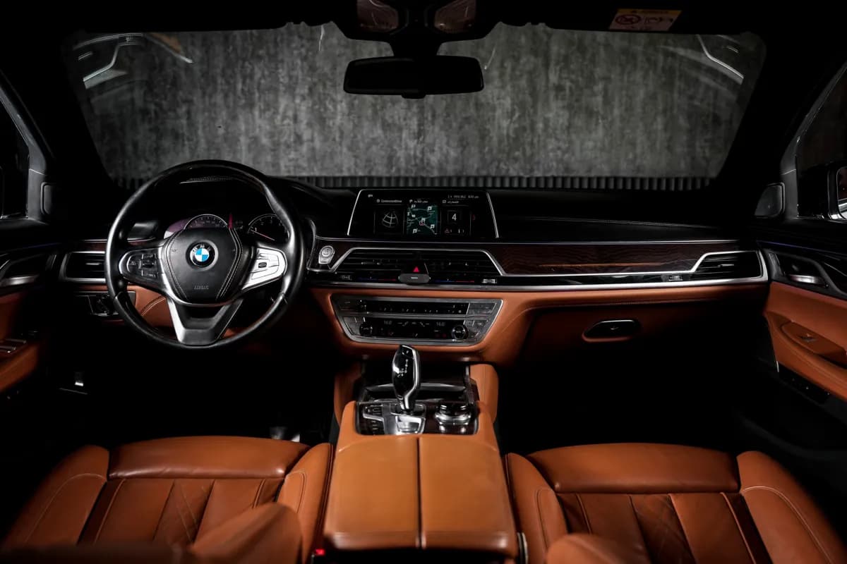 بي ام دبليو 740i 2019 بيور اكسلنس أسود أوتوماتيك — مستعملة