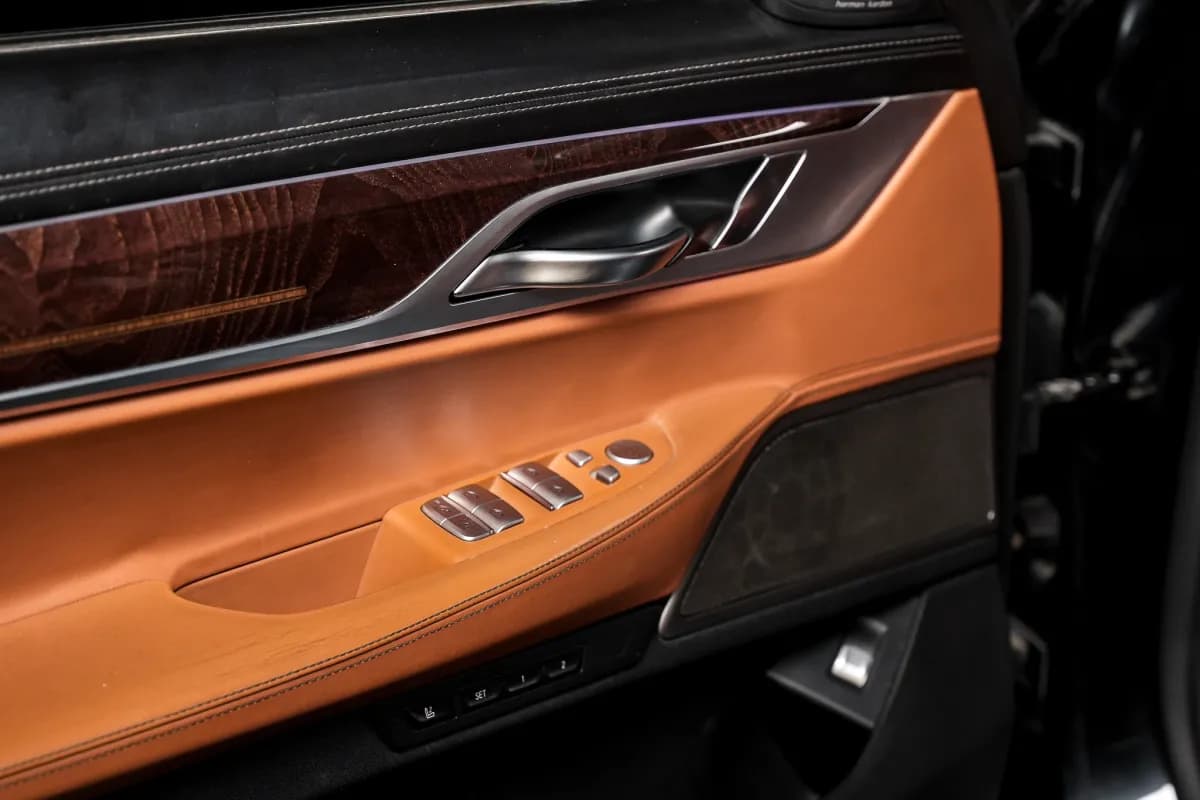 بي ام دبليو 740i 2019 بيور اكسلنس أسود أوتوماتيك — مستعملة