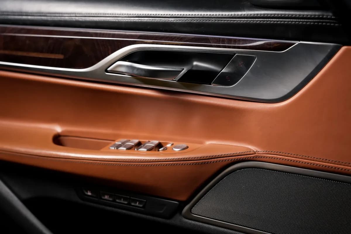 بي ام دبليو 740i 2019 بيور اكسلنس أسود أوتوماتيك — مستعملة