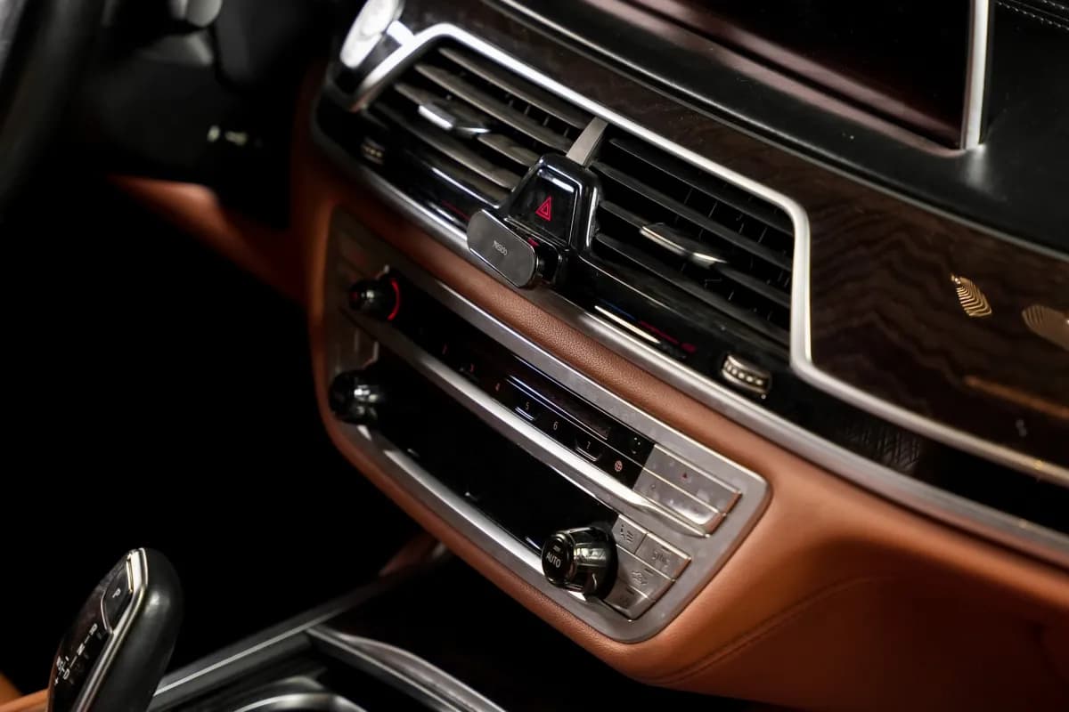 بي ام دبليو 740i 2019 بيور اكسلنس أسود أوتوماتيك — مستعملة