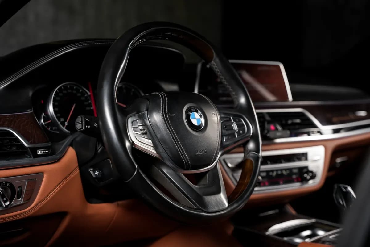 بي ام دبليو 740i 2019 بيور اكسلنس أسود أوتوماتيك — مستعملة