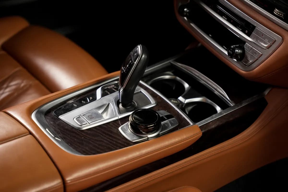 بي ام دبليو 740i 2019 بيور اكسلنس أسود أوتوماتيك — مستعملة