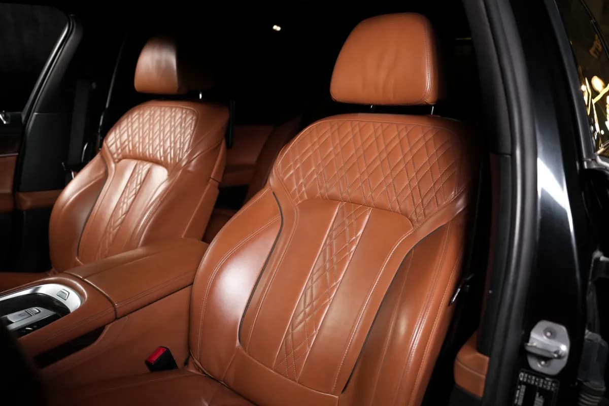 بي ام دبليو 740i 2019 بيور اكسلنس أسود أوتوماتيك — مستعملة