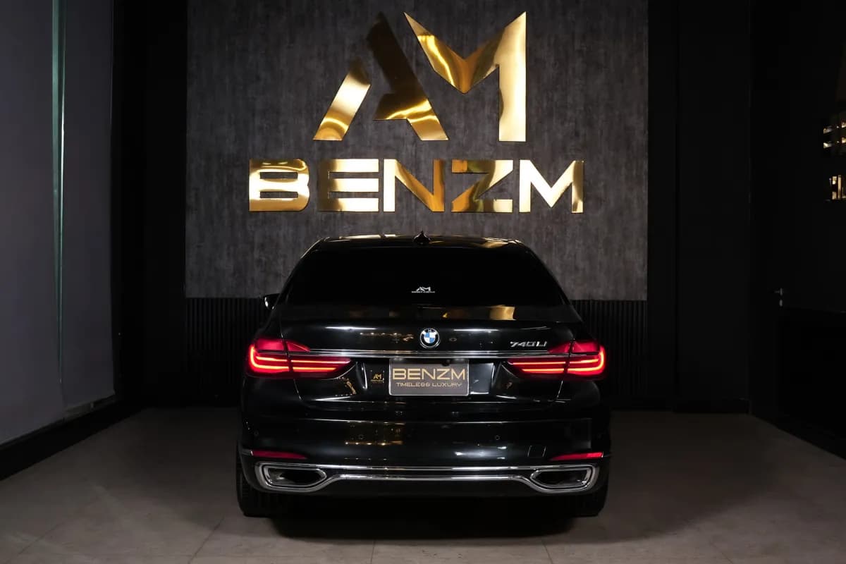بي ام دبليو 740i 2019 بيور اكسلنس أسود أوتوماتيك — مستعملة
