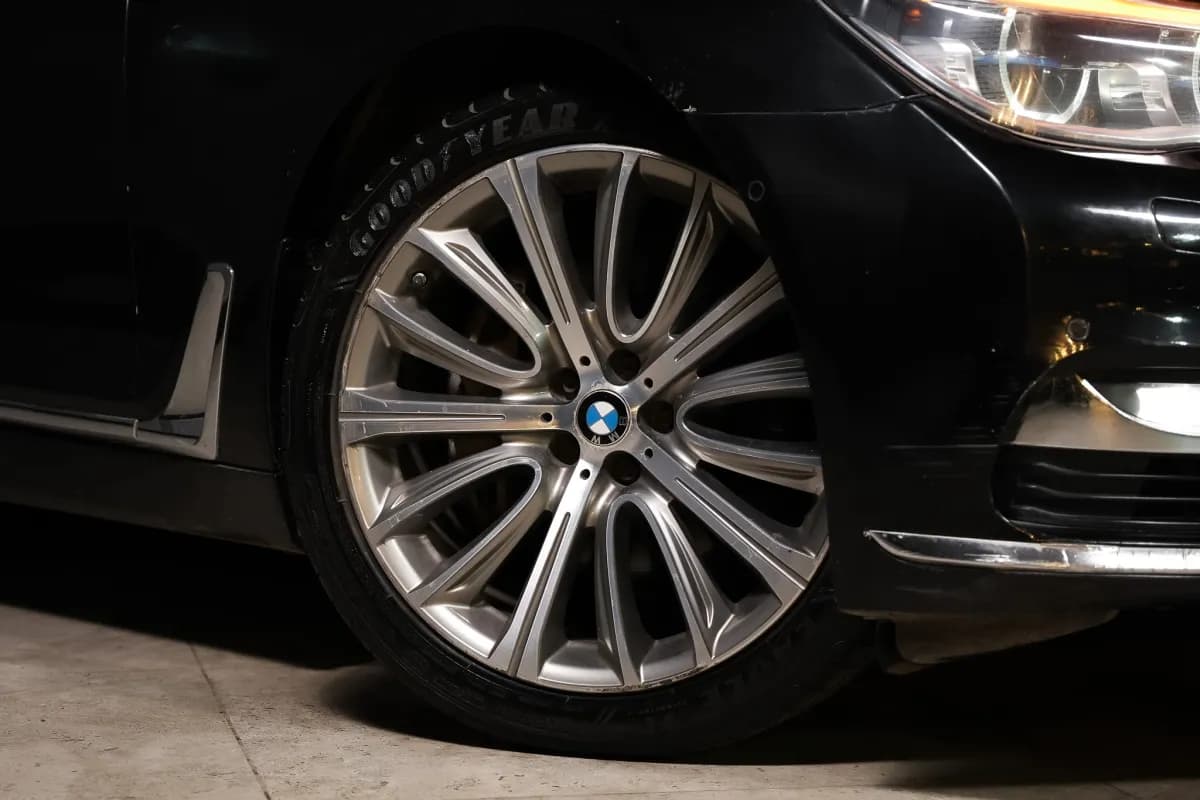 بي ام دبليو 740i 2019 بيور اكسلنس أسود أوتوماتيك — مستعملة