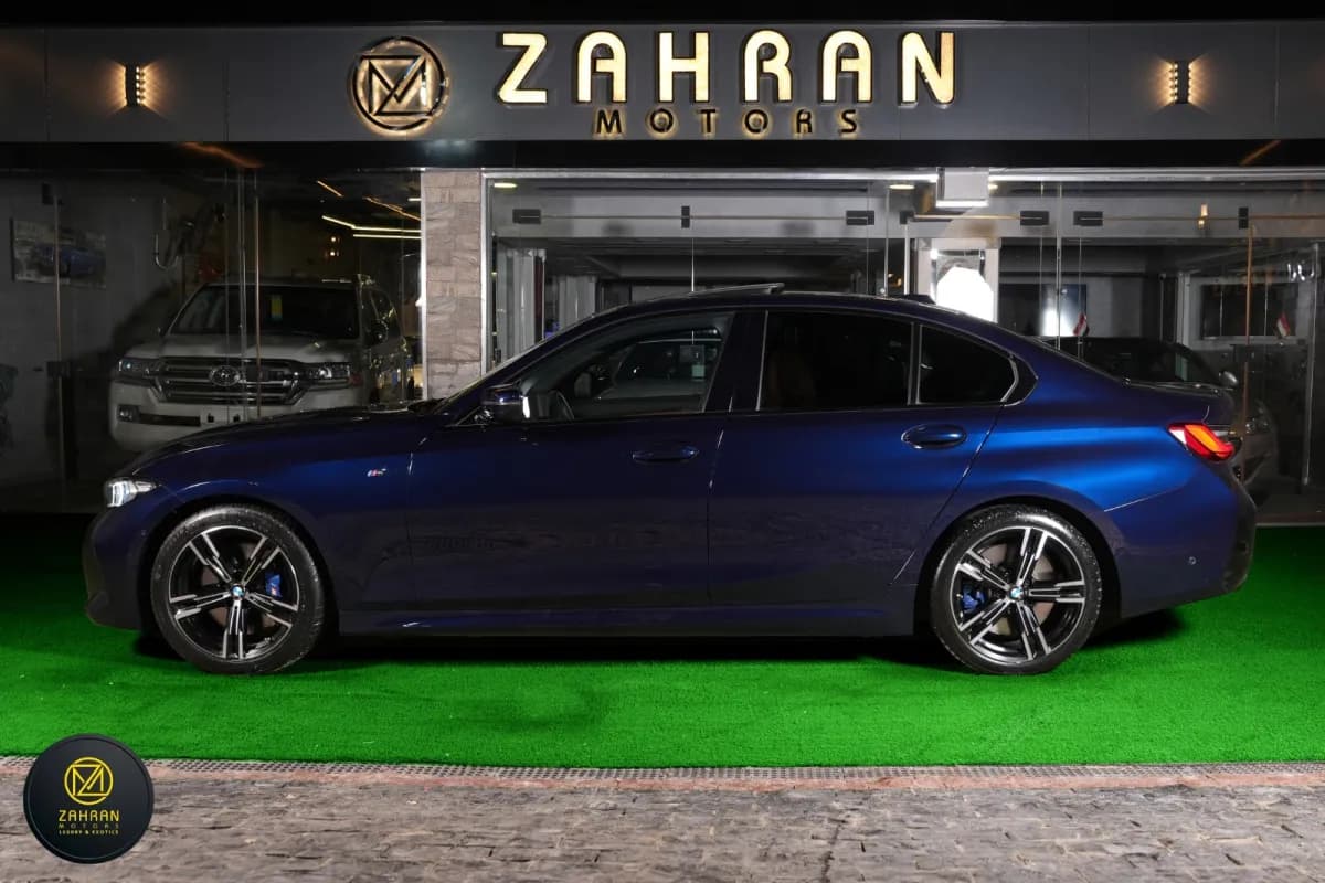 بي ام دبليو 330 2024 ام سبورت أزرق الداكن أوتوماتيك — مستعملة