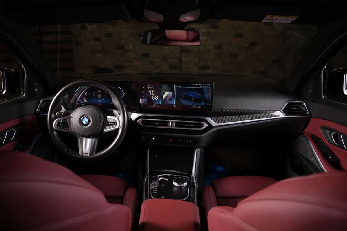 بي ام دبليو 330 2024 ام سبورت أزرق الداكن أوتوماتيك — مستعملة