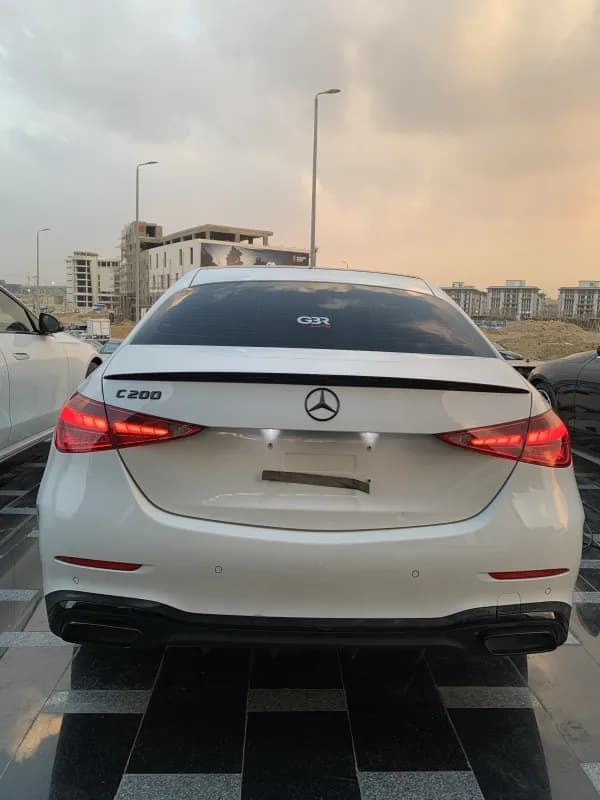 مرسيدس بنز C200 2024 ايه ام جي أبيض أوتوماتيك — مستعملة