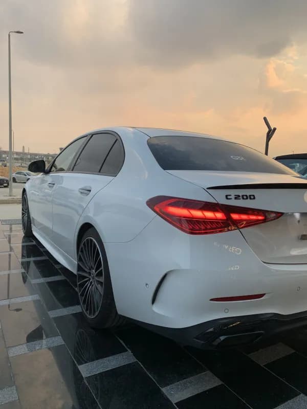 مرسيدس بنز C200 2024 ايه ام جي أبيض أوتوماتيك — مستعملة