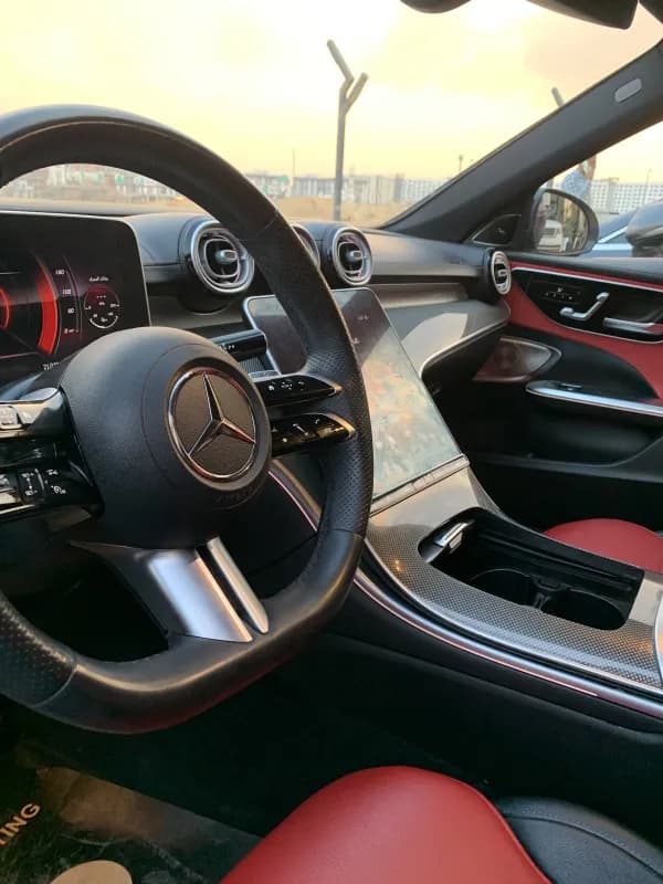 مرسيدس بنز C200 2024 ايه ام جي أبيض أوتوماتيك — مستعملة