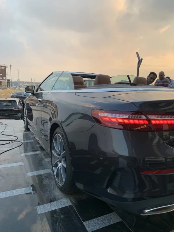 مرسيدس بنز E200 2022 كونفيرتابل هيفي لوديد رمادي أوتوماتيك — مستعملة