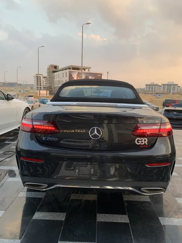 مرسيدس بنز E200 2022 كونفيرتابل هيفي لوديد رمادي أوتوماتيك — مستعملة